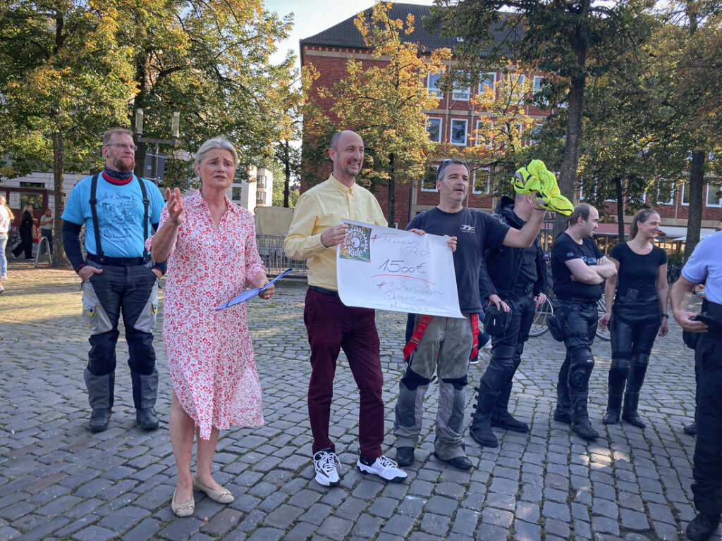 Übergabe der Spenden stellvertretend an Bürgermeisterin Angela Stähler und Dr. Florian Kästern Sprecher des Bündnis gegen Depression Münster