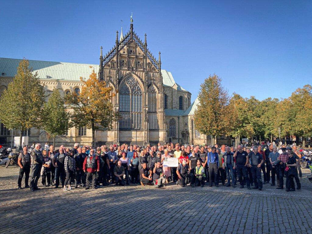 Gruppenfoto der Teilnehmer des Fellows-Ride von Beckum nach Münster vor dem Paulus Dom zu Münster