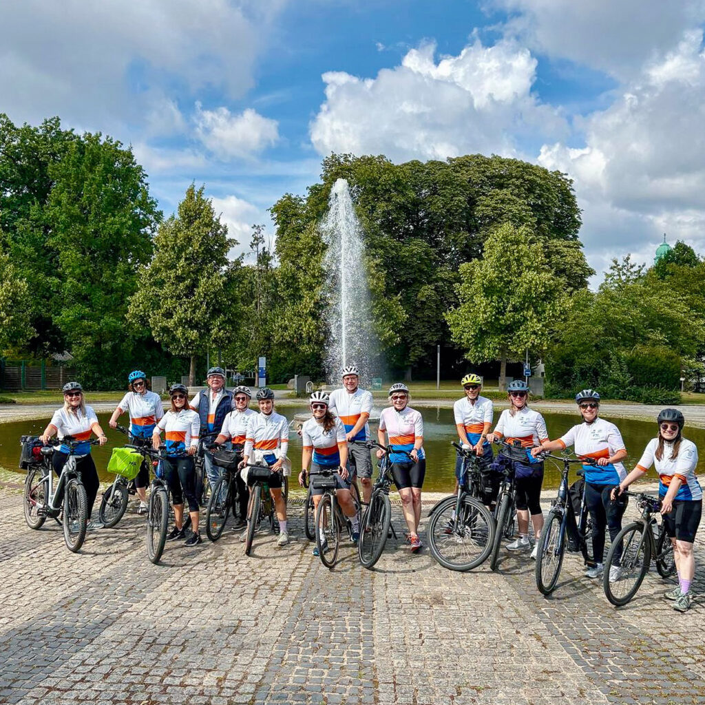 RPK-Radtour 2025: Gruppenfoto der Radler:innen vor dem Brunnen in Minden