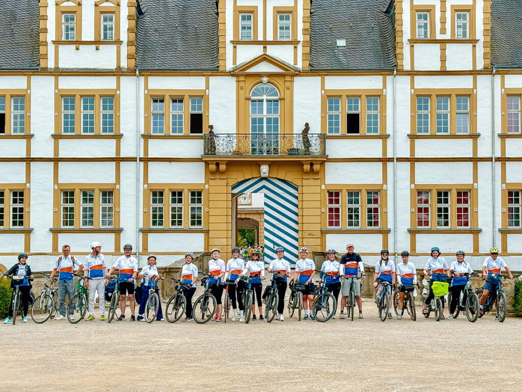 RPK-Radtour 2025: Gruppenfoto vor Schloss Neuhaus in Paderborn