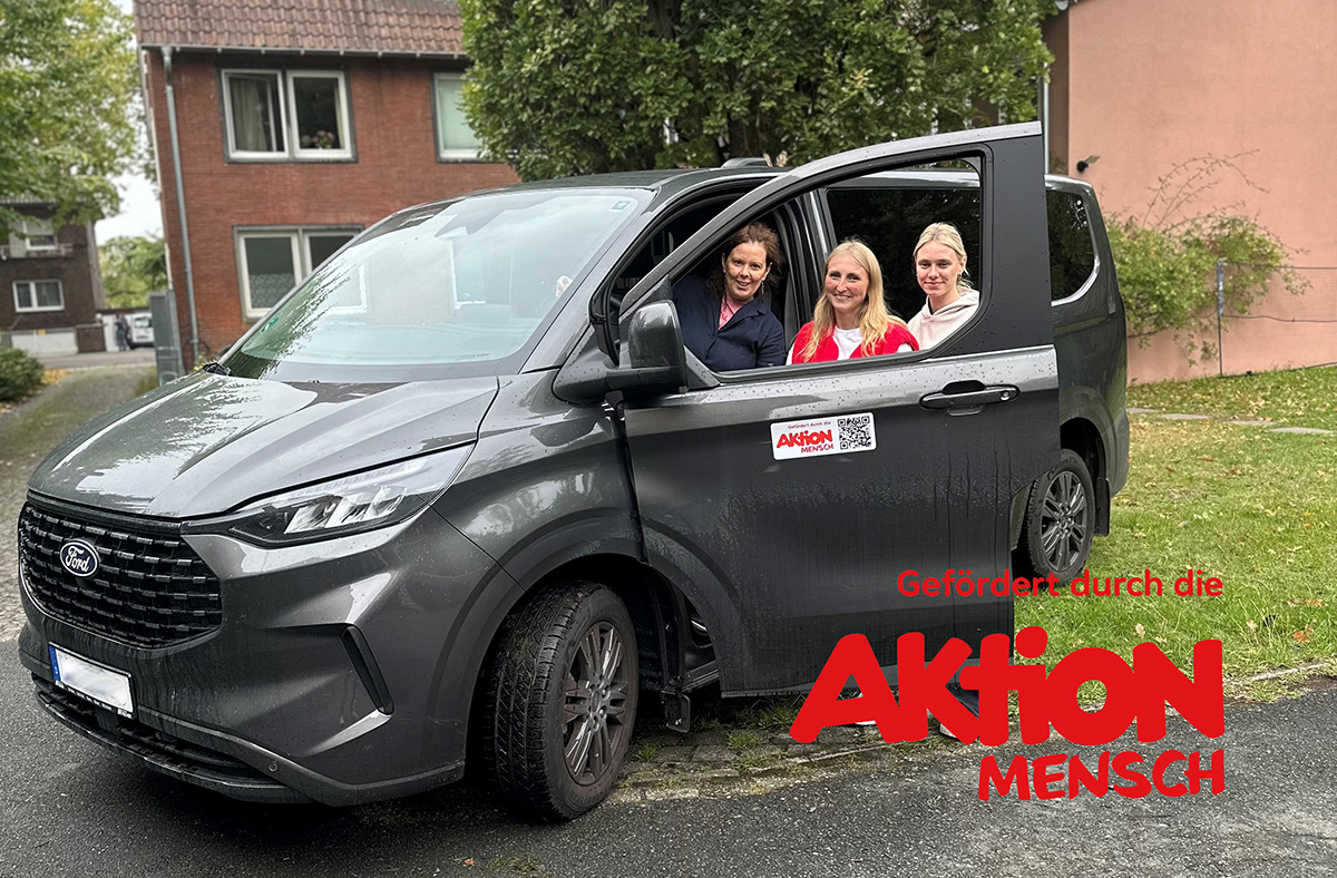 Drei Mitarbeiterinnen im neuen Bus des FSP Jugendhauses, gefördert von Aktion Mensch.