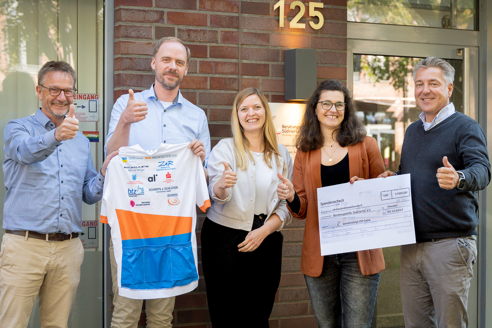 Gruppen Foto zur Spendenübergabe Beratungsstelle Südviertel eV